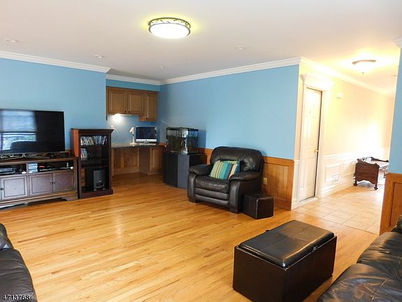 4th image of 102 Linden St