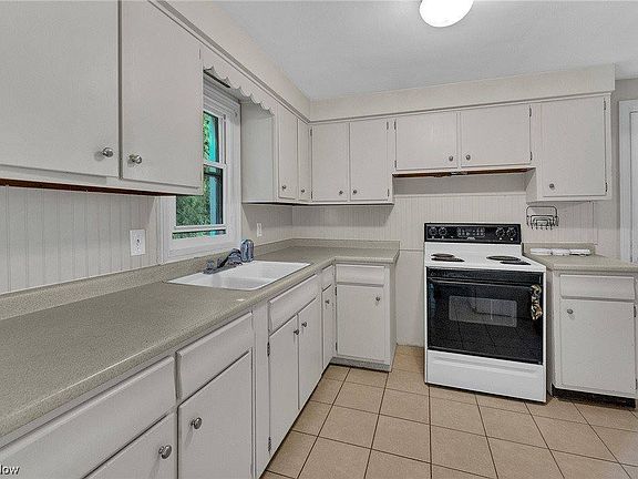 3rd image of 2211 Chaney Cir