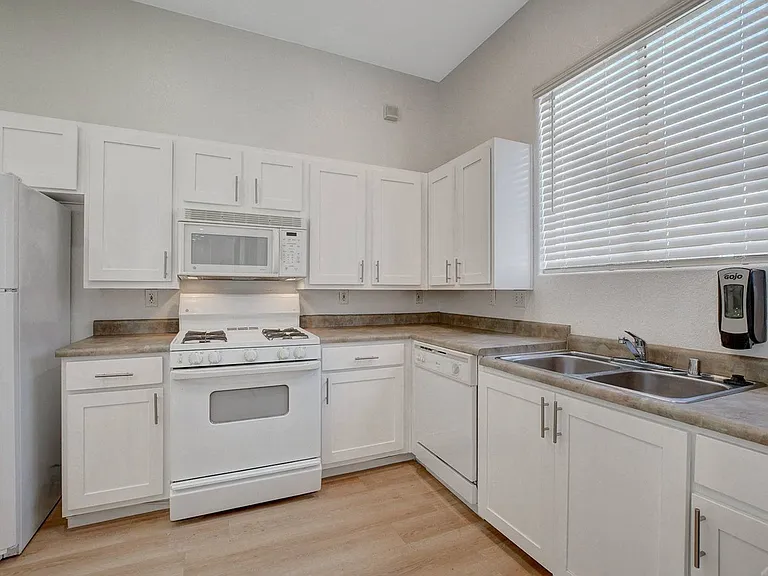 1220 Tree Line Dr — Photo 17