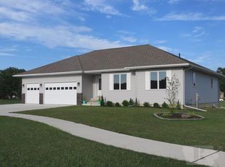 1873 Pine Hill Ct, Mason City, IA 50401