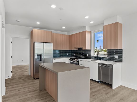 3rd image of 5815 Lexington Ave #401