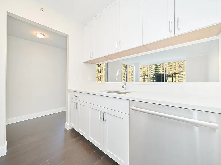 160 Riverside Blvd #9U — Photo 11