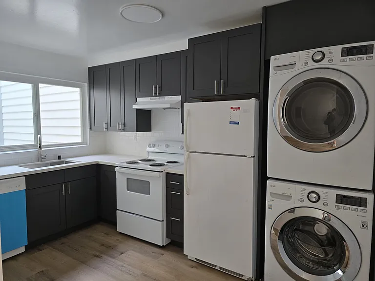 481 Elizabeth St — Photo 1