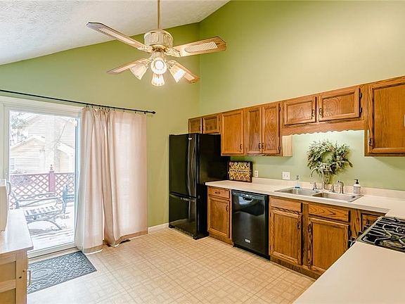 4th image of 556 Countess Dr