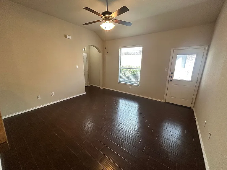 298 Rosalie Dr — Photo 3