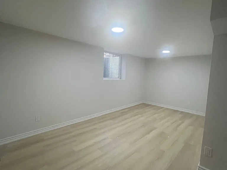 1398 Tampa Cres #LOWER — Photo 7