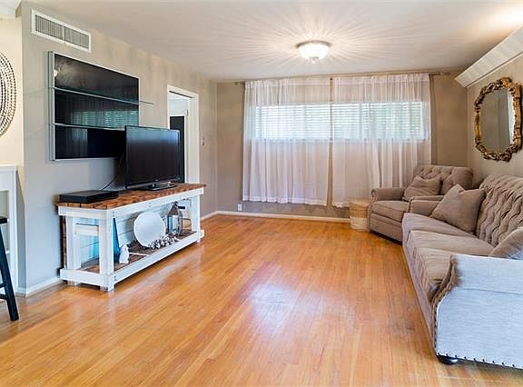 3rd image of 1903 Colony Dr