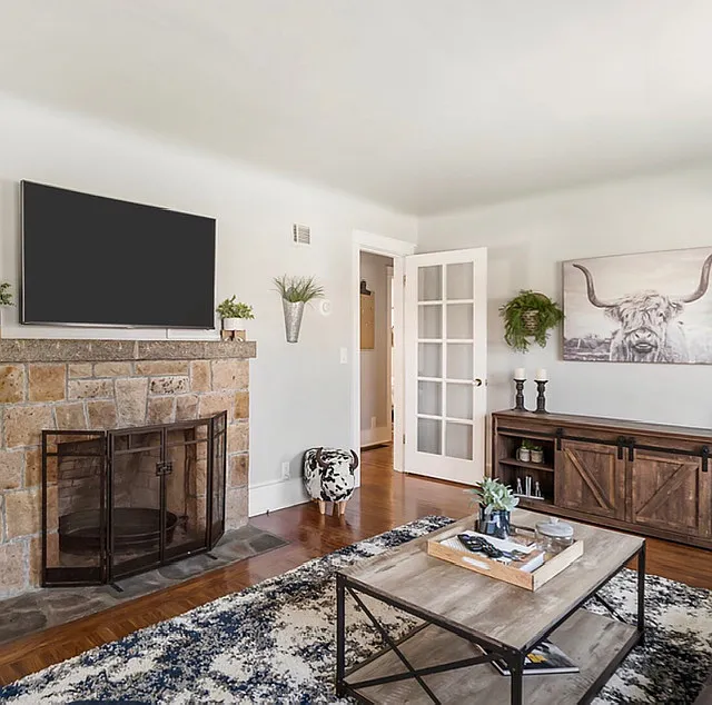 3 bed, 1.5 bath, 1001 sqft, $2,700 — Photo 3