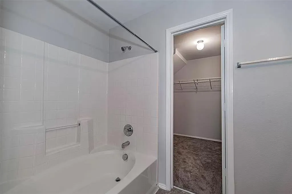 5 bed, 2727 sqft, $2,500 — Photo 1