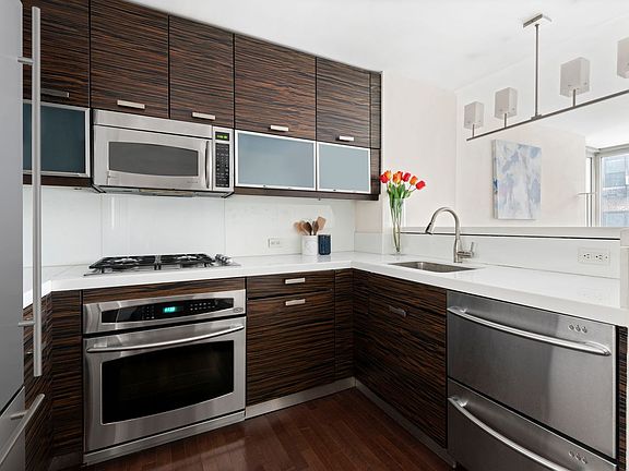3rd image of 225 E 34th St APT 5J