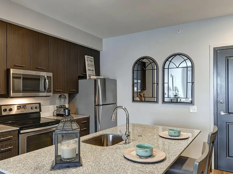 Broadway Station Apartments — Photo 4