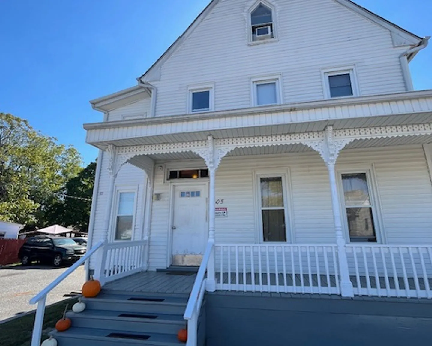 305 E St — Photo 2