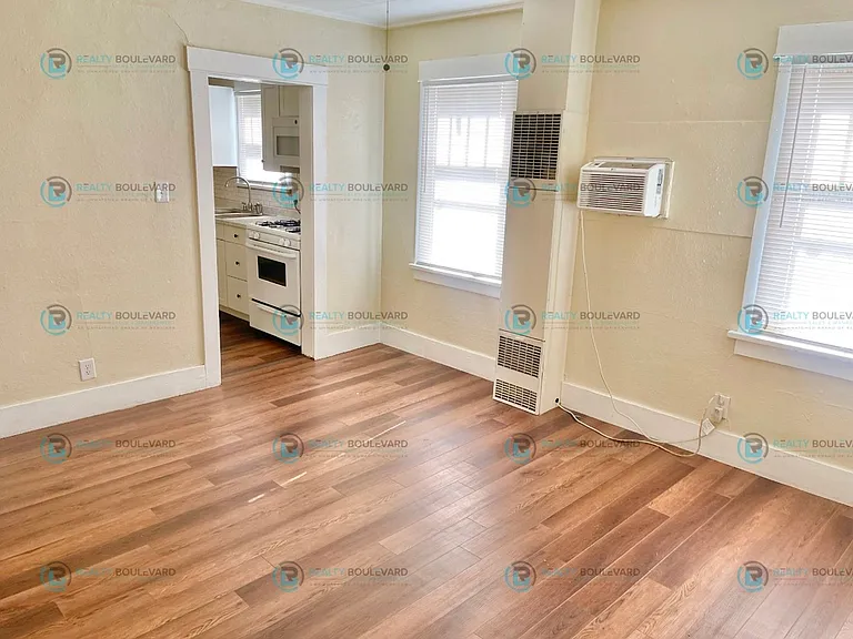 720 E 7th St #1 — Photo 9