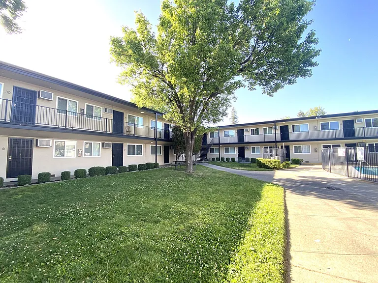 Oak Plaza Apartments — Photo 13