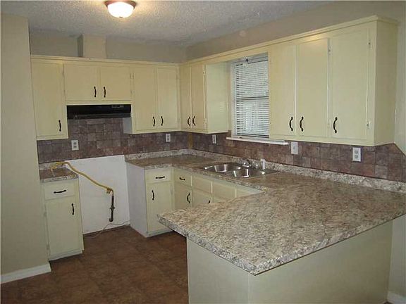 4th image of 118 E Canary Dr