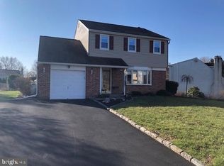 8 Dove Ct, Holland, PA 18966