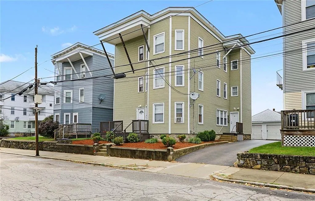 3 bed, 1.0 bath, 1000 sqft, $1,800 — Photo 1
