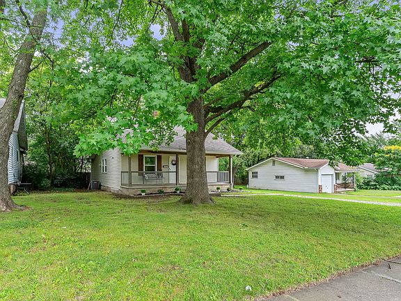 3rd image of 1034 N Clay Avenue