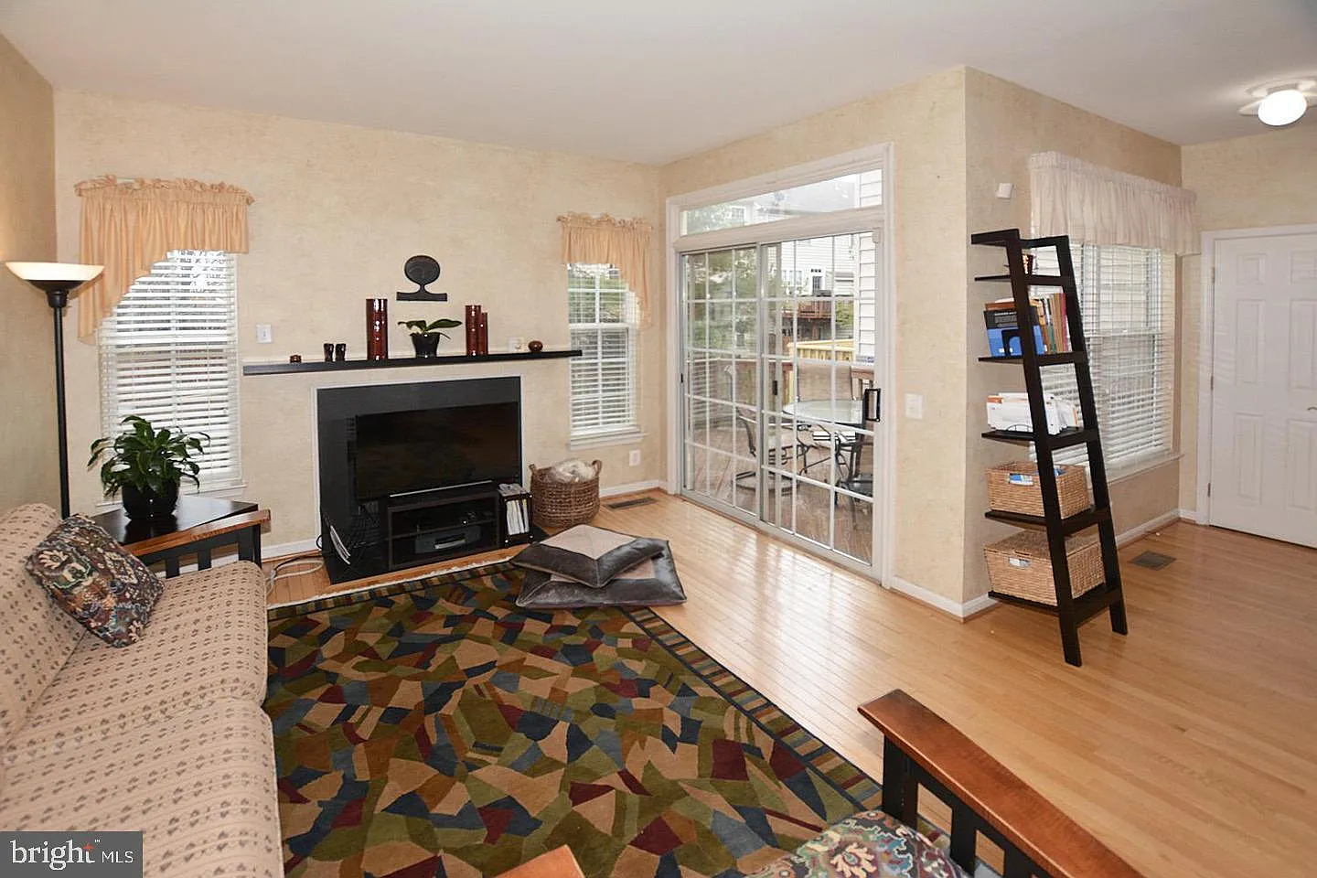 3 bed, 4.0 bath, 2200 sqft, $3,500 — Photo 4