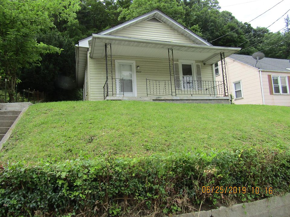 House faces Stadium Dr.