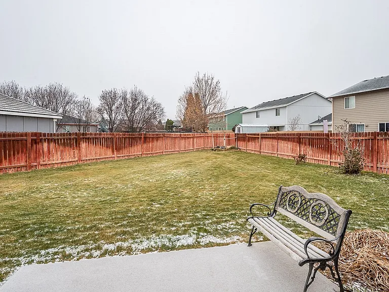 402 E Tanglewood Dr — Photo 2