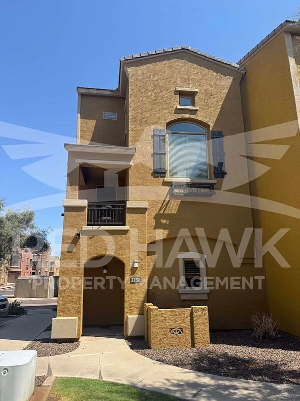 2 bed, 2.5 bath, 1100 sqft, $2,150 — Photo 2