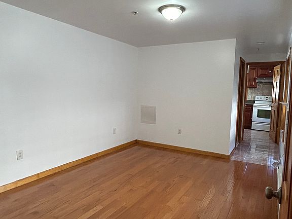 2nd image of 1123 Green St #3B