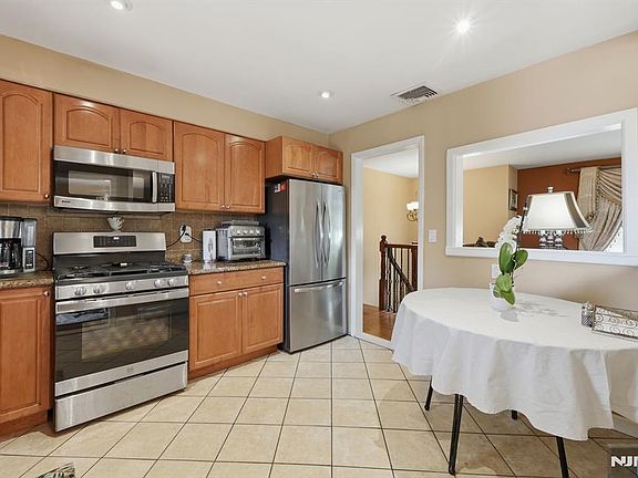 5th image of 123 Cosman St