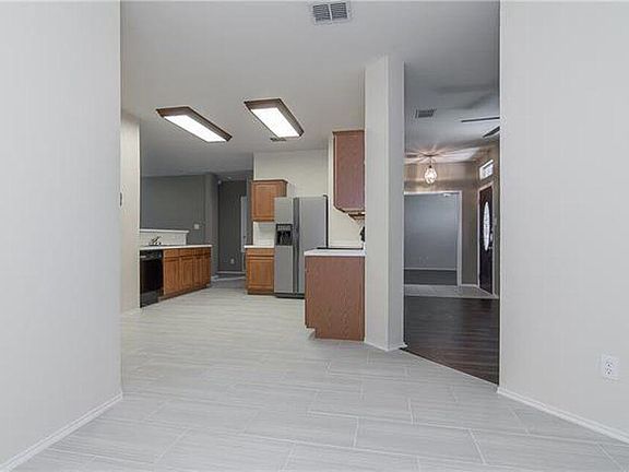 3rd image of 1913 Peppertree Dr