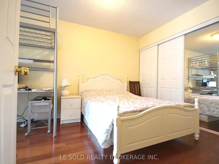 40 Scollard St #602 — Photo 6