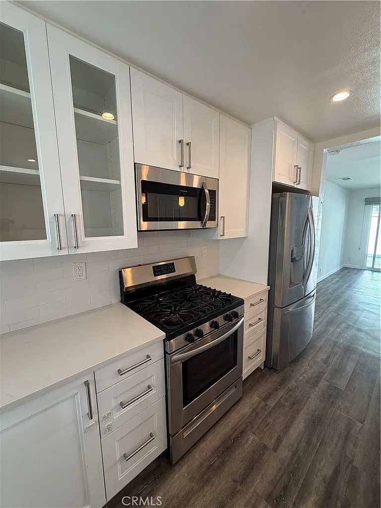 2 bed, 1.5 bath, 966 sqft, $3,400 — Photo 2