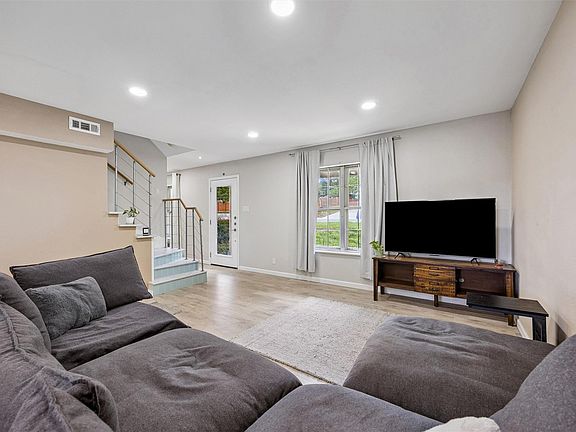 5th image of 2118 Vanderbilt Ln