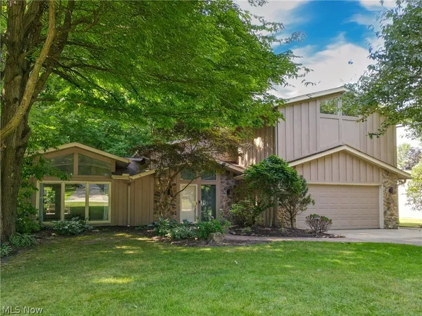 8251 Stoney Brook Dr, Chagrin Falls, OH 44023