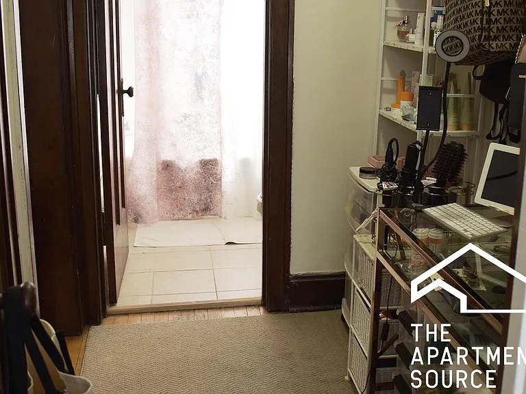 3821 N Greenview Ave #1E — Photo 2