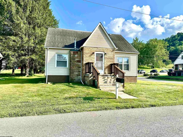89 Hall St, Philippi, WV 26416
