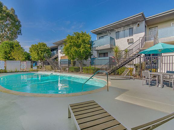 2nd image of 5911-5917 Reseda Blvd #32