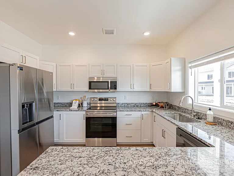 528 Harvester Ave — Photo 11