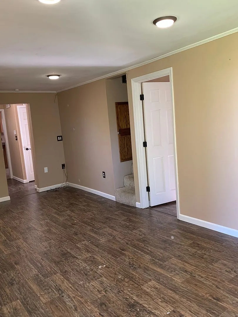 Cute 2 bedroom home with a loft and detached one car garage — Photo 2