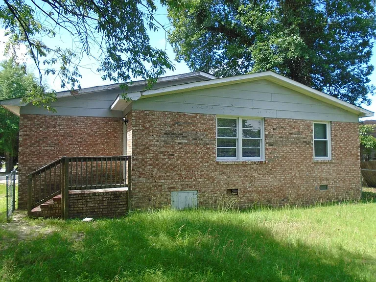 517 Albany St — Photo 2