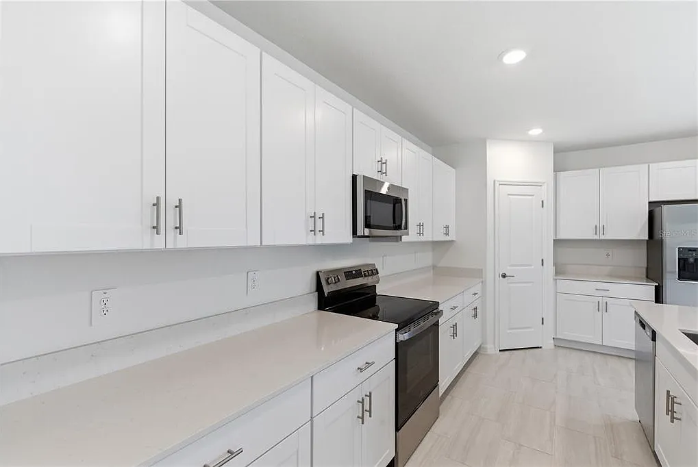 5 bed, 2.5 bath, 2215 sqft, $3,200 — Photo 4
