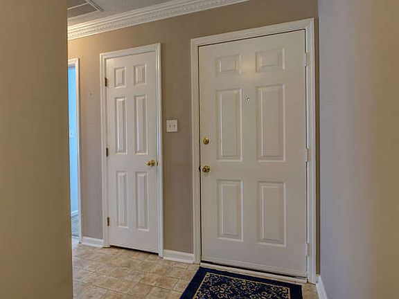 4th image of 410 Holly Ln