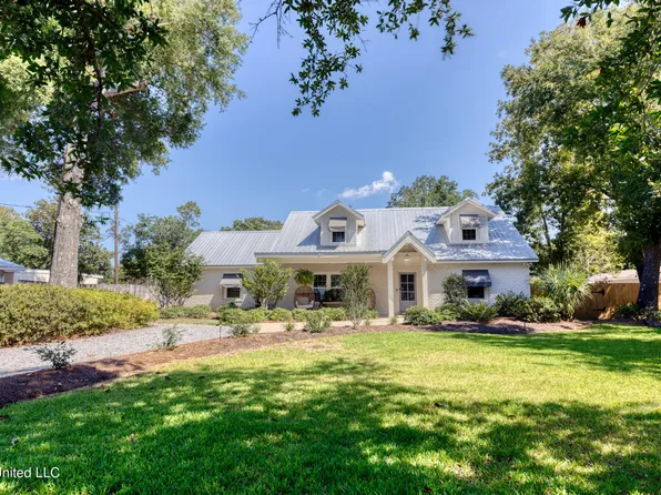 1589 E 2nd St, Pass Christian, MS 39571