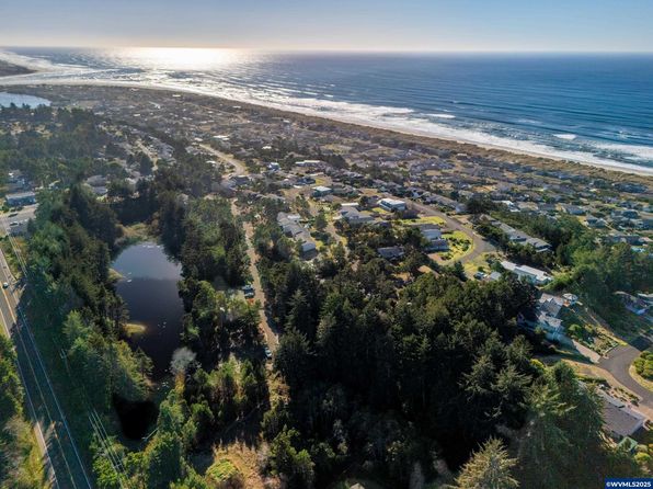 2506 NW Mokmak Lake Dr, Waldport, OR 97394