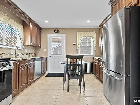 5th image of 121 Prospect St