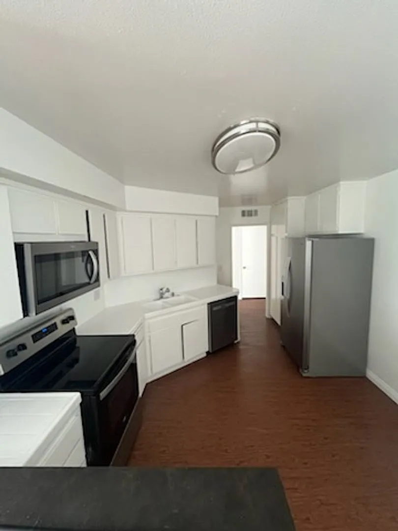 17440 Burbank Blvd — Photo 1