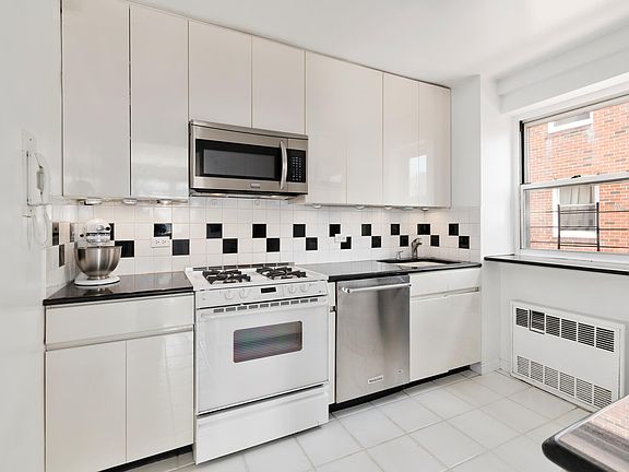 3rd image of 181 E 73rd St APT 19A