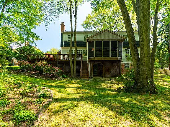 3rd image of 3634 Camelot Dr