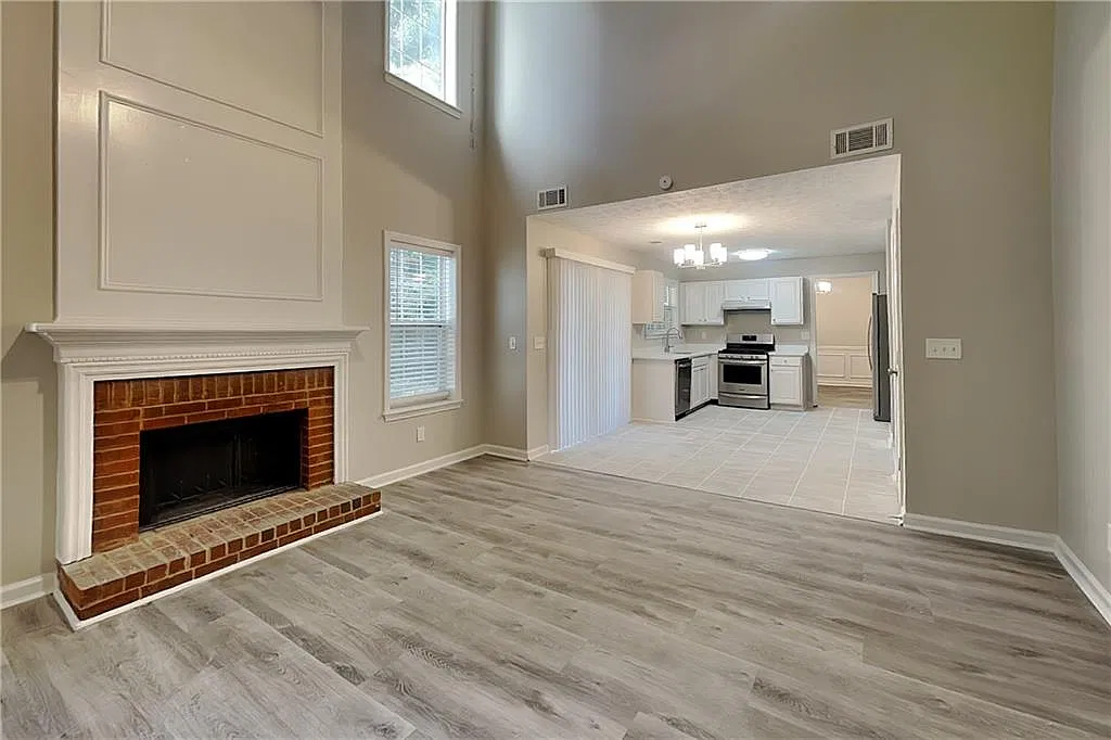 4 bed, 2.5 bath, 2031 sqft, $2,325 — Photo 3