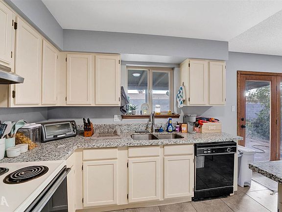 3rd image of 4589 W 17th Pl