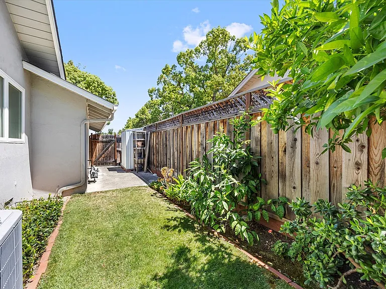 2464 Aram Ave — Photo 25